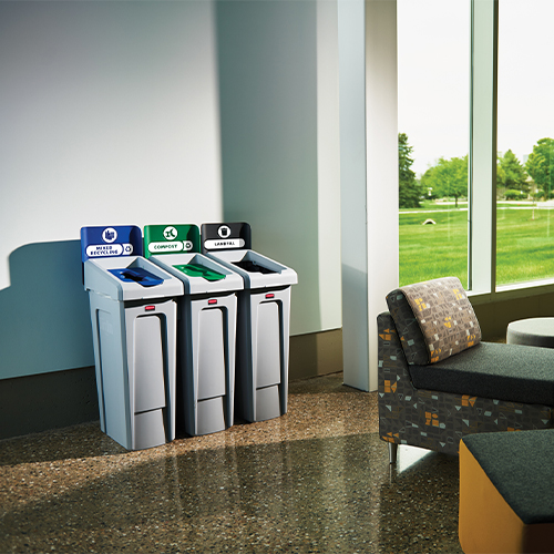 Statie reciclare Slim Jim - 3 containere cu capace (negru/albastru/verde), Rubbermaid